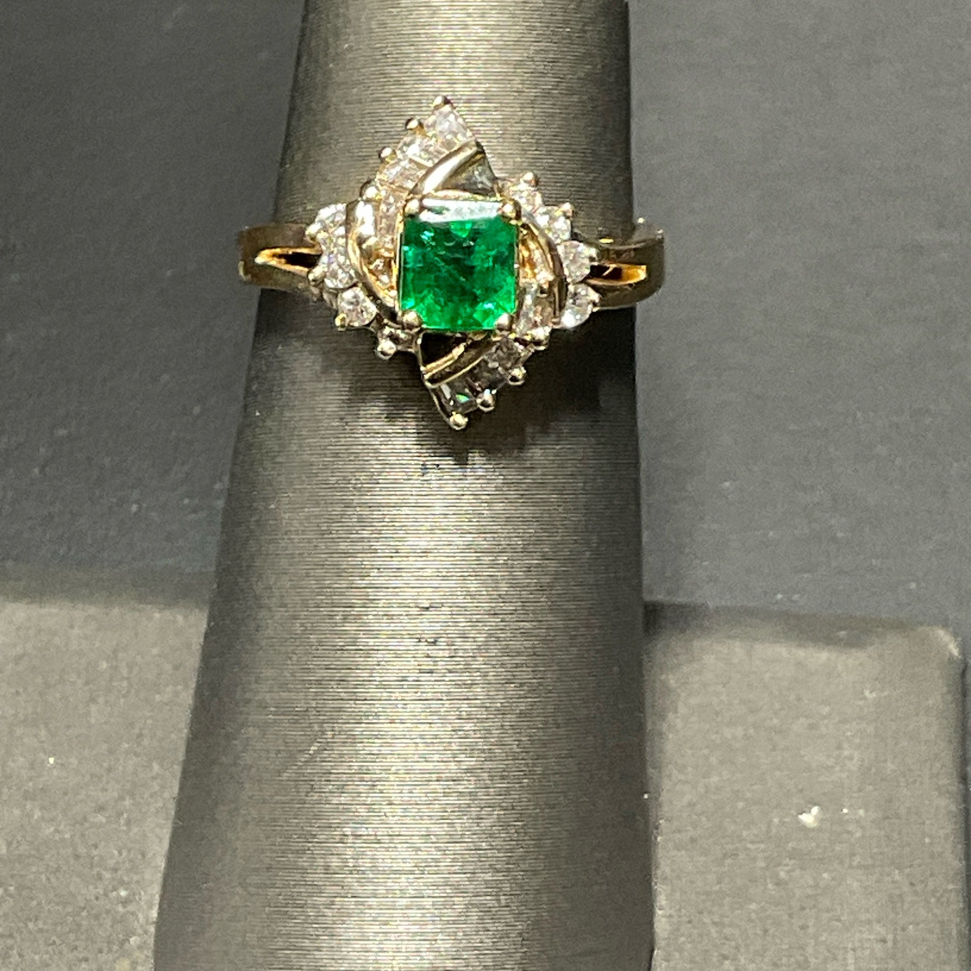 14K Yellow Emerald Stone Ring